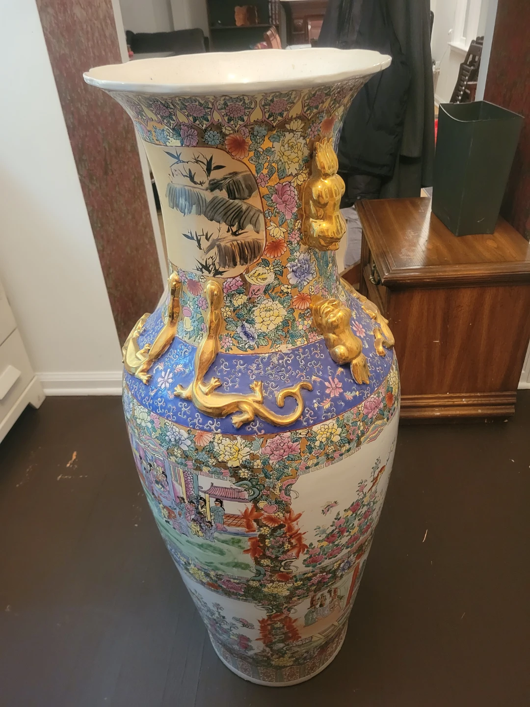 Large Decorative Porcelain Vase with Gold Accents - photo 4