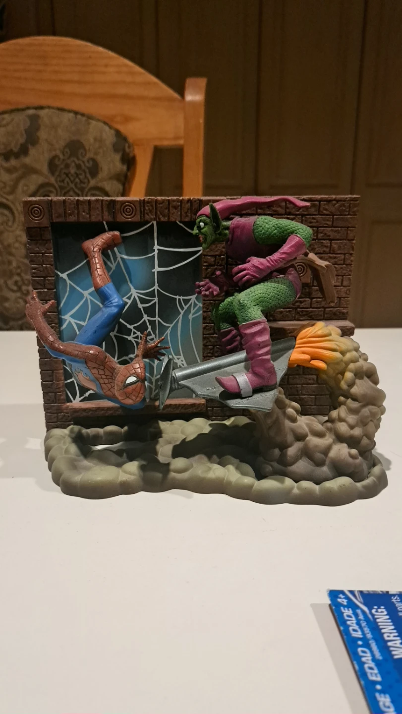 Spider-Man vs. Green Goblin Diorama Marvel retro