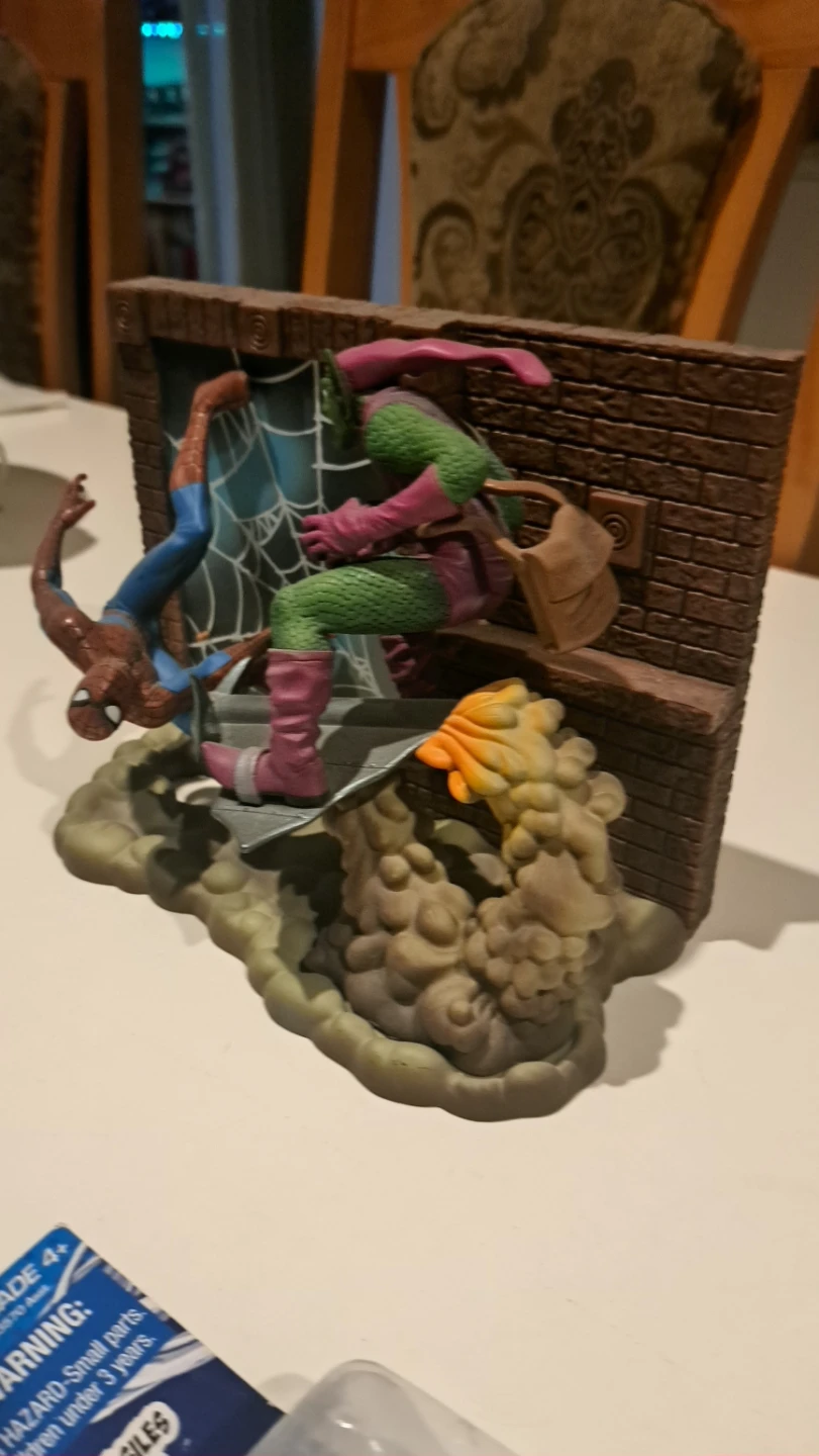 Spider-Man vs. Green Goblin Diorama Marvel retro - photo 2