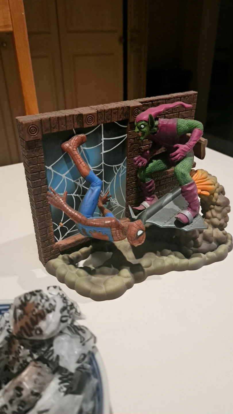 Spider-Man vs. Green Goblin Diorama Marvel retro - photo 3