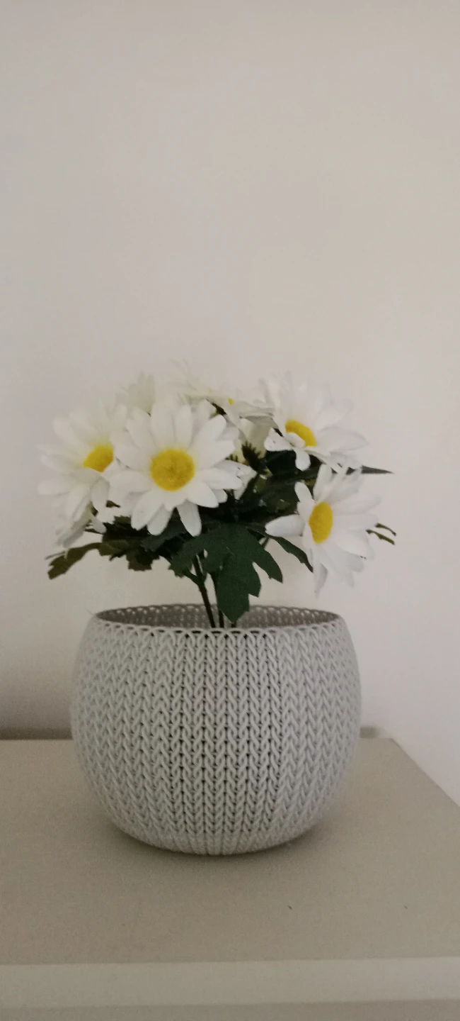 Knitted vase with flowers - photo 2