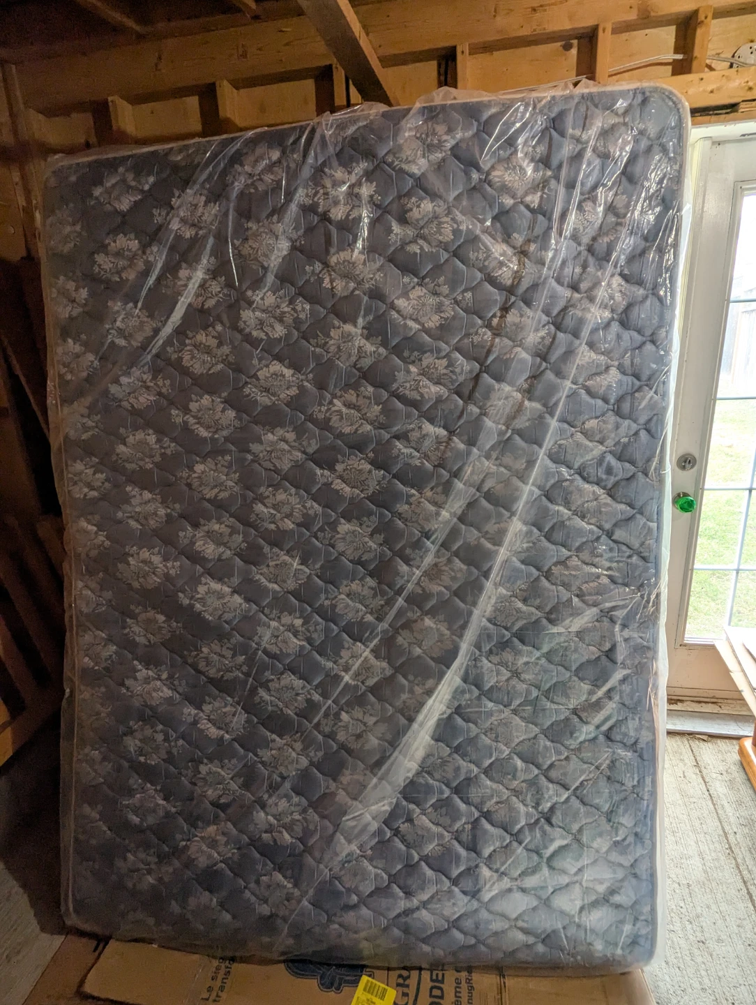 Queen size bed Sealy  Super Premium Mattress