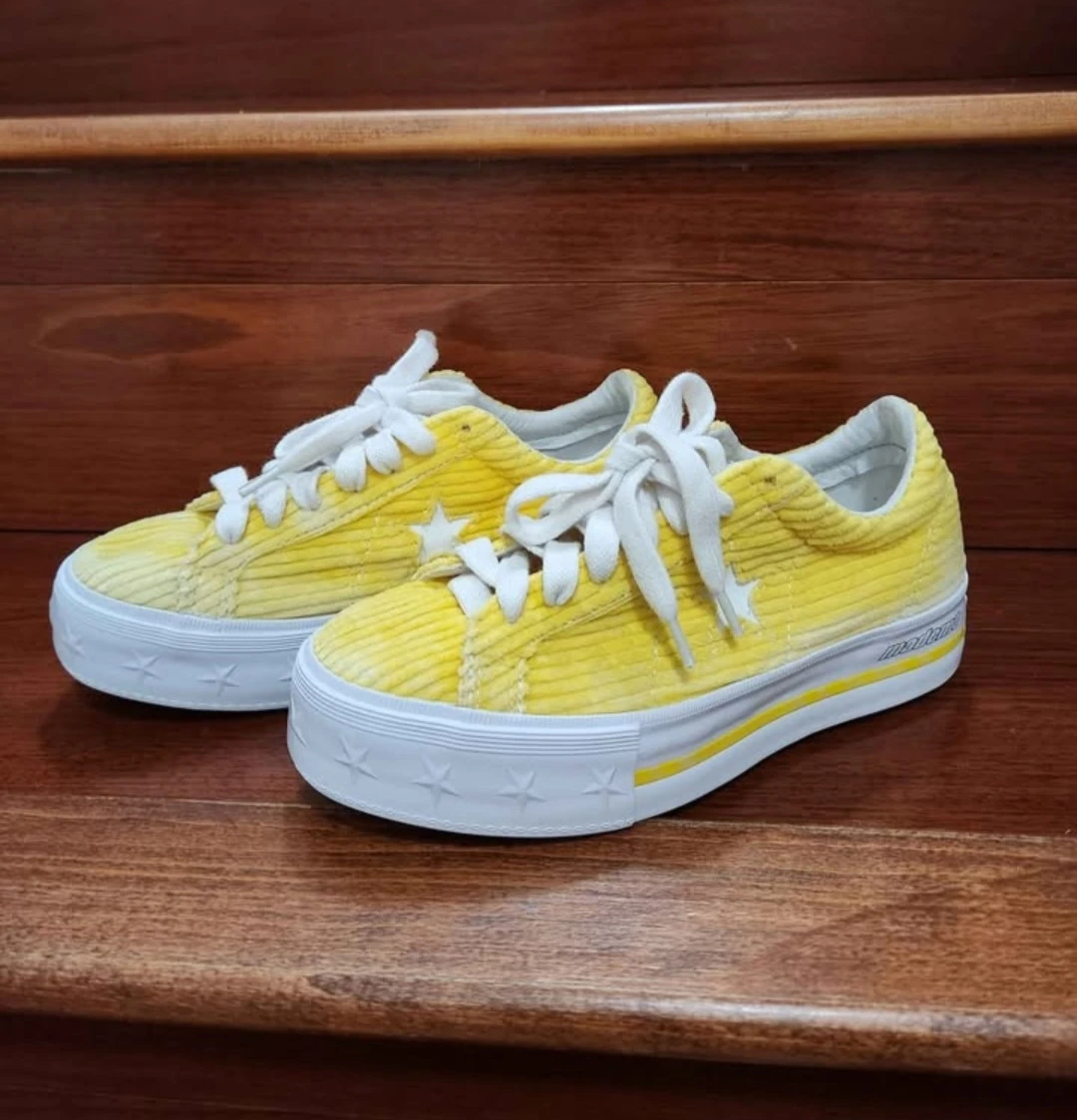 Size 6 women's yellow converse shoes