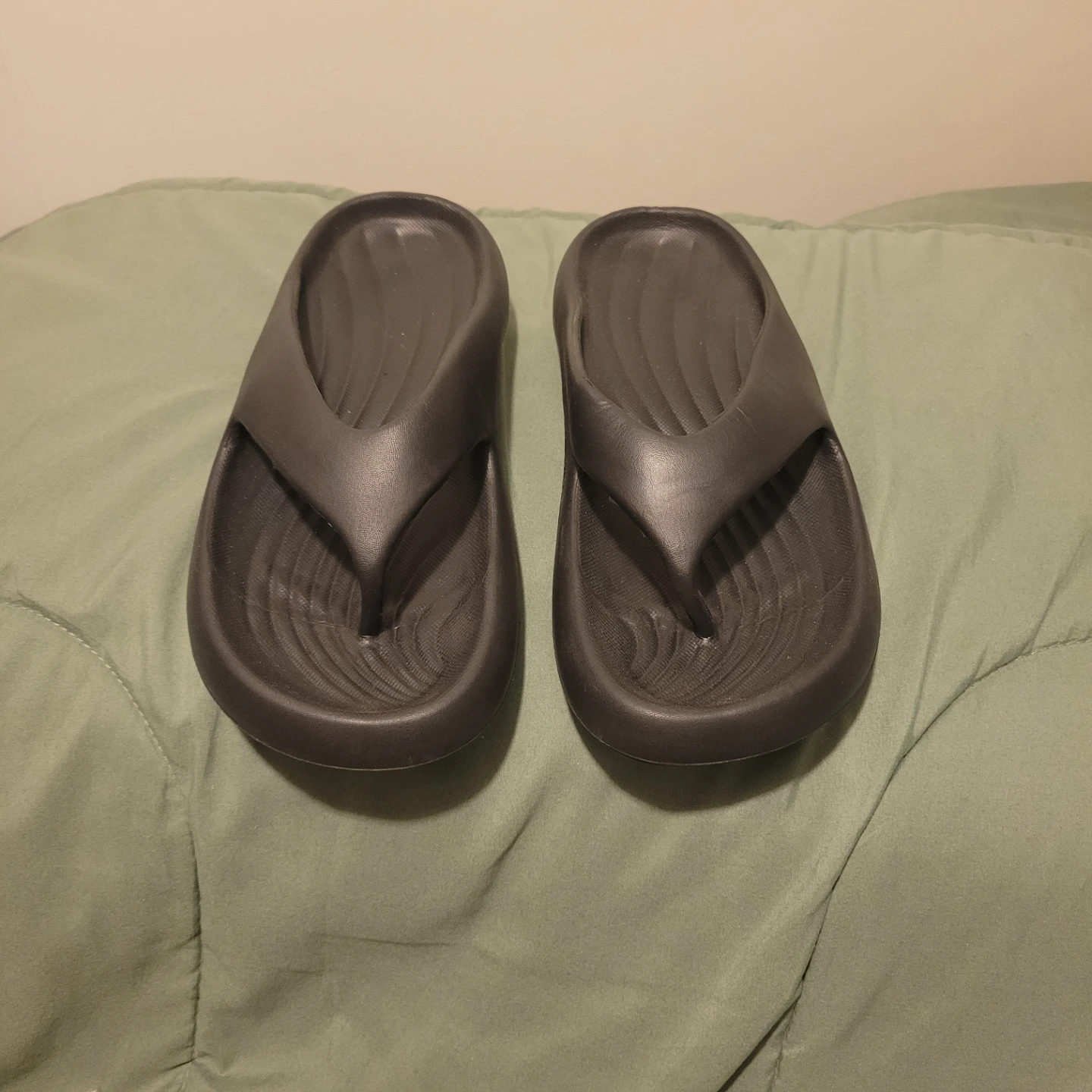 Black Flip Flops Size 8 - photo 5