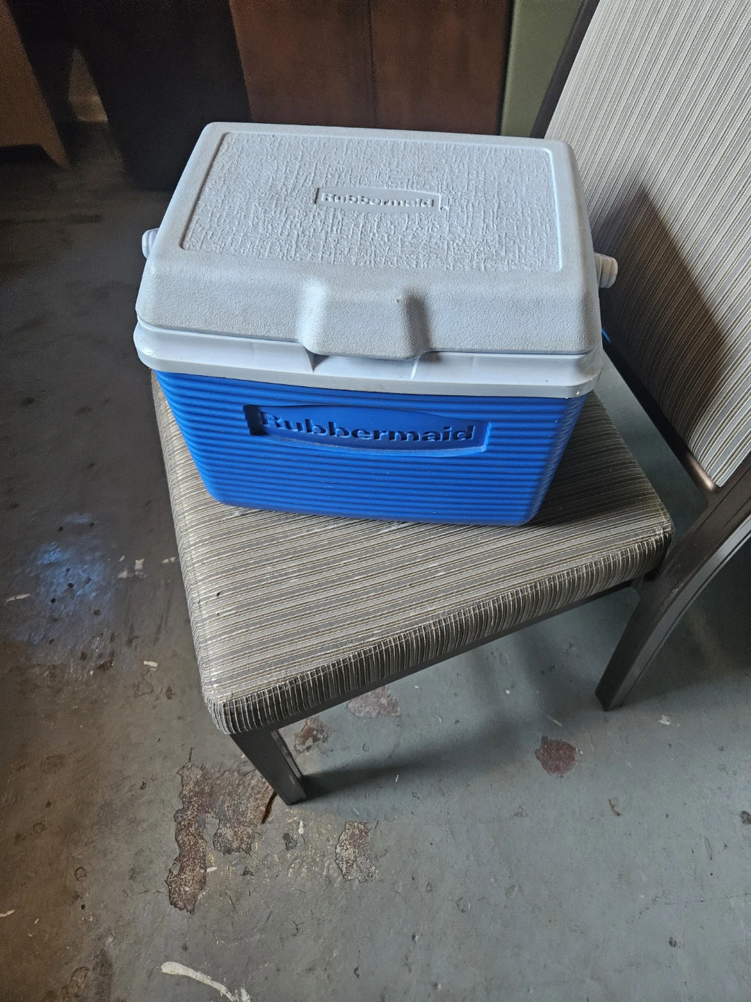 Rubbermaid blue cooler - photo 2