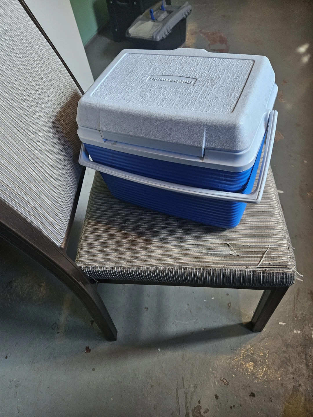 Rubbermaid blue cooler - photo 3