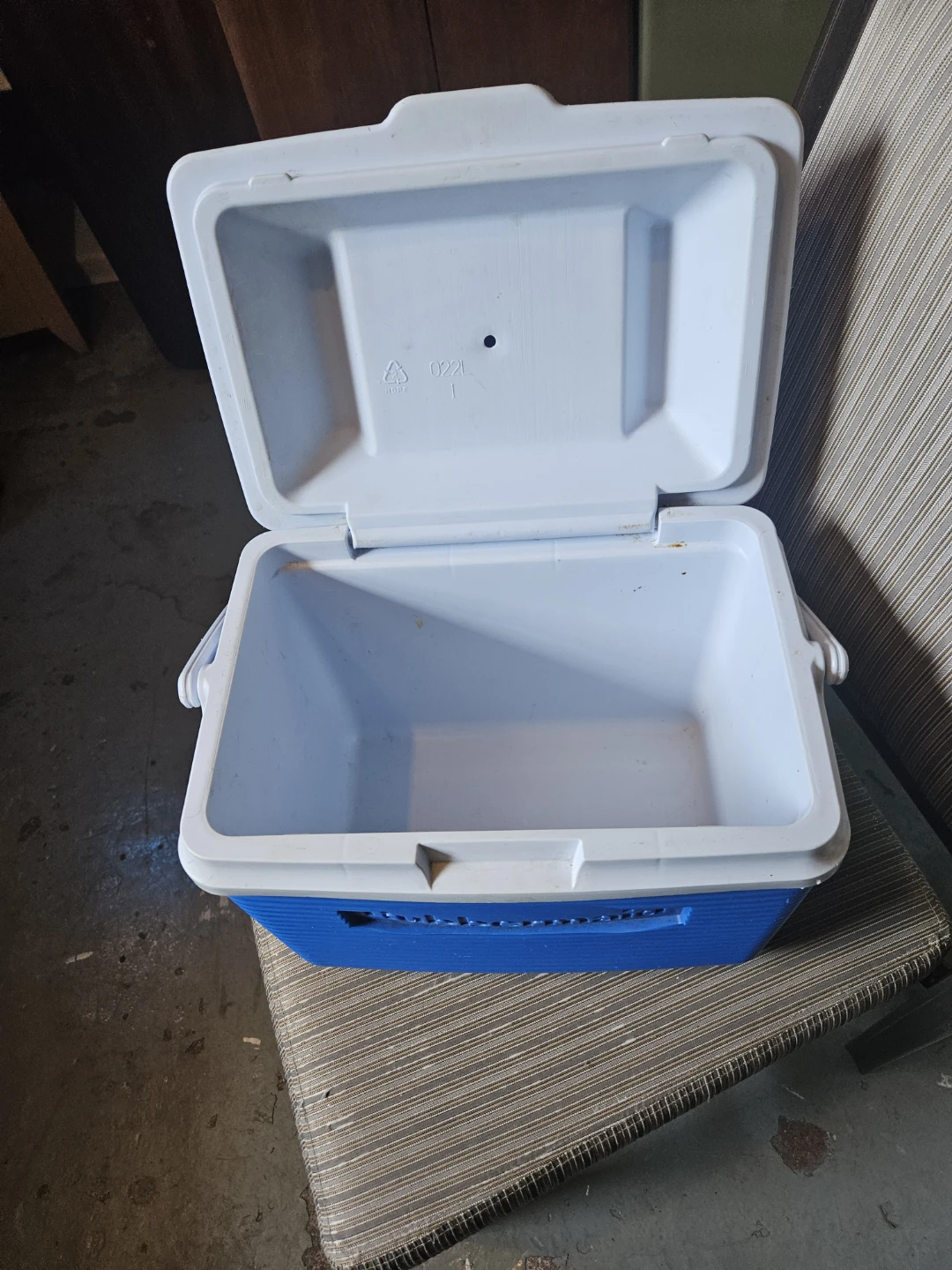 Rubbermaid blue cooler - photo 4