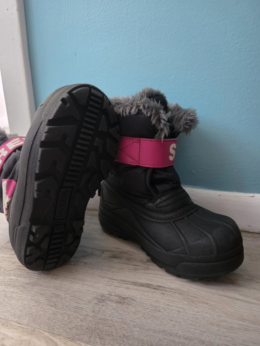 Sorel black winter boots with pink accents - photo 2