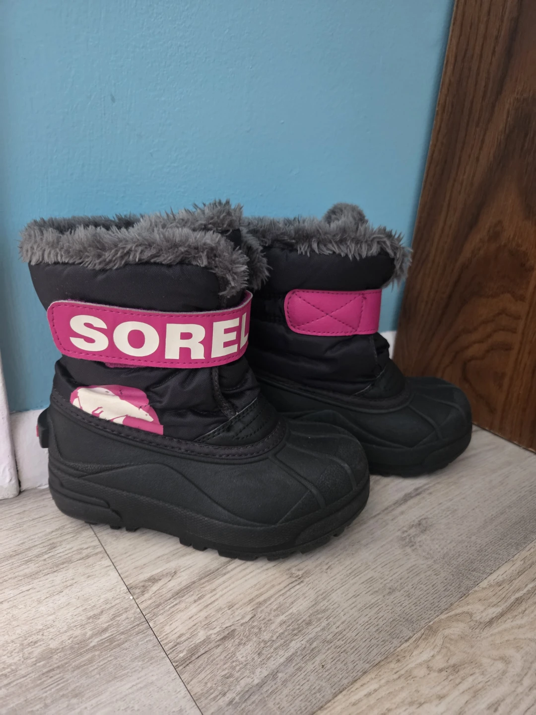 Sorel black winter boots with pink accents - photo 3