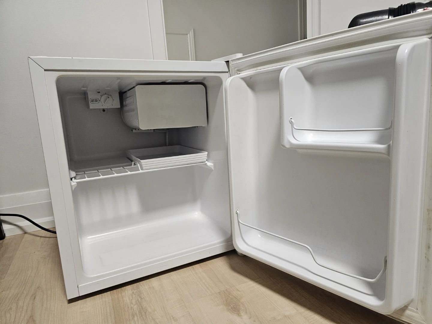 MASTER Chef 1.6 cu.ft. Compact Mini Fridge for Sale - photo 3