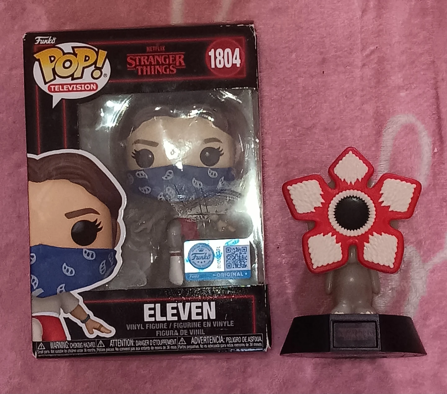 Eleven #1804 Walmart Exclusive Funko Pop + Demogorgon Decor - photo 2