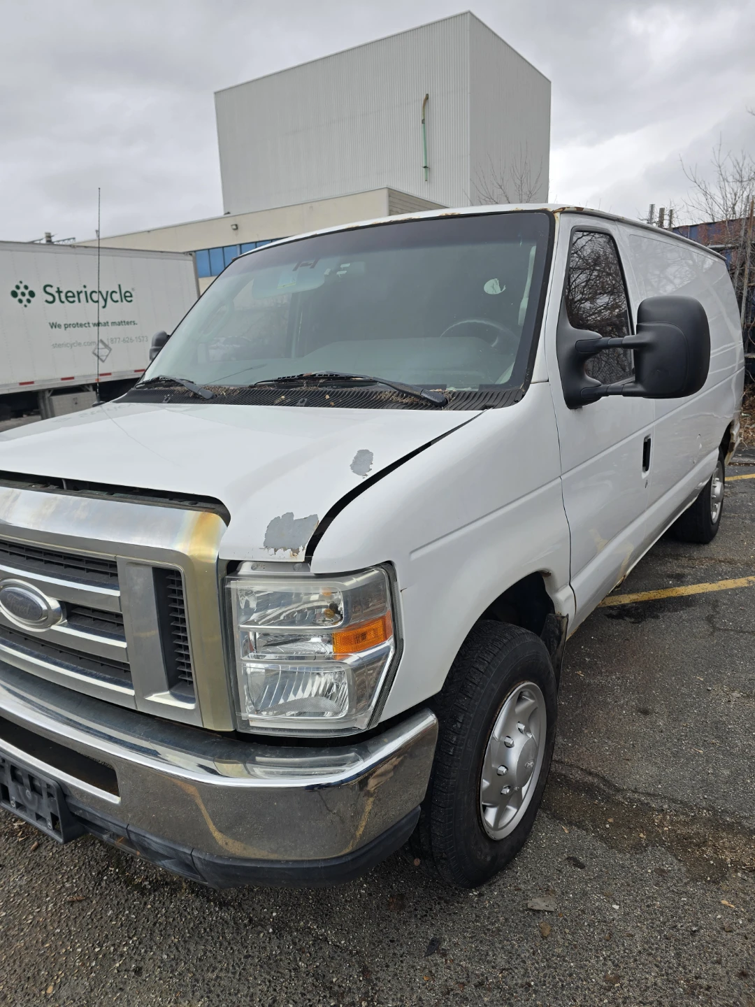 White Ford E-Series Van