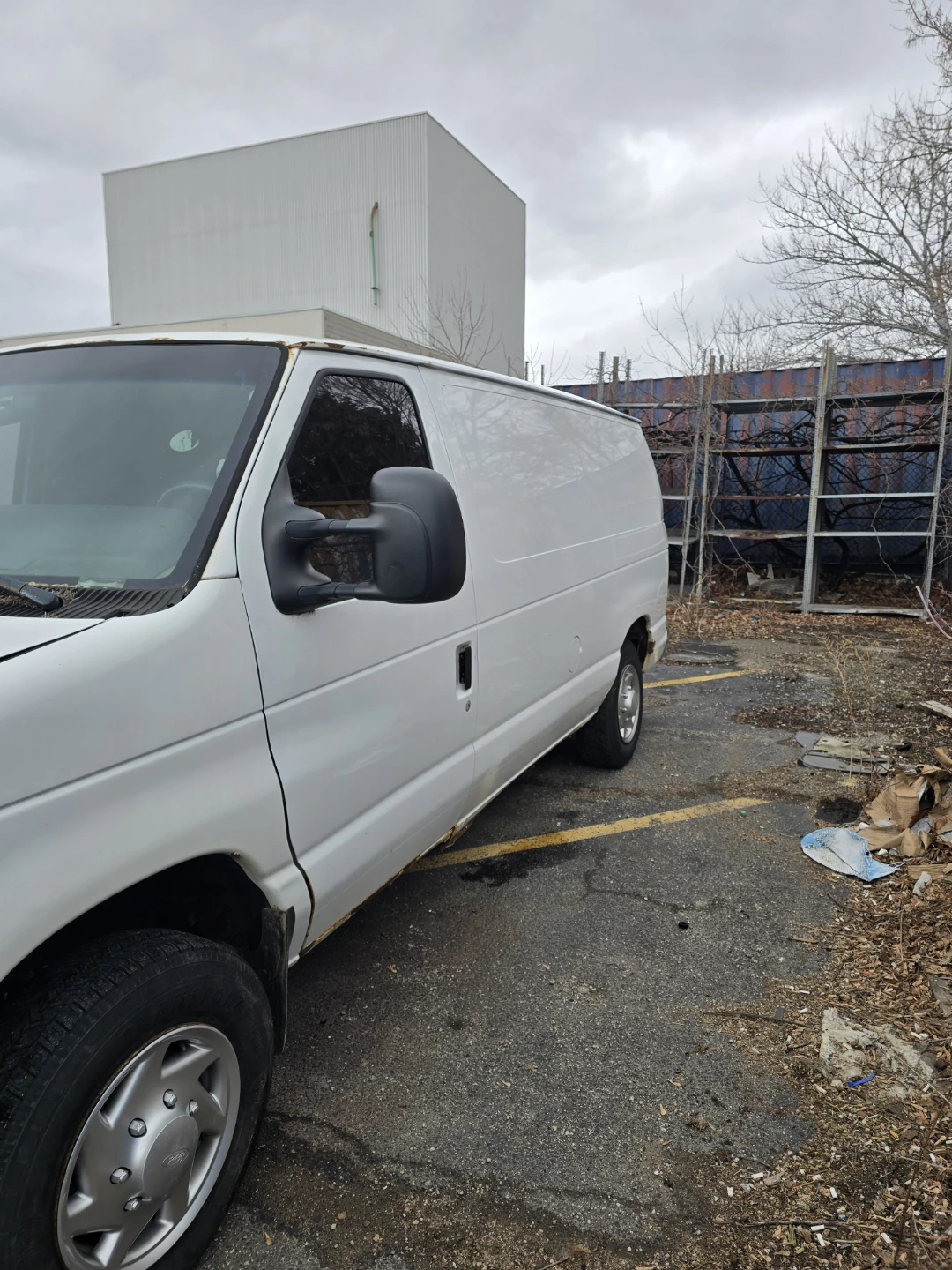 White Ford E-Series Van - photo 2
