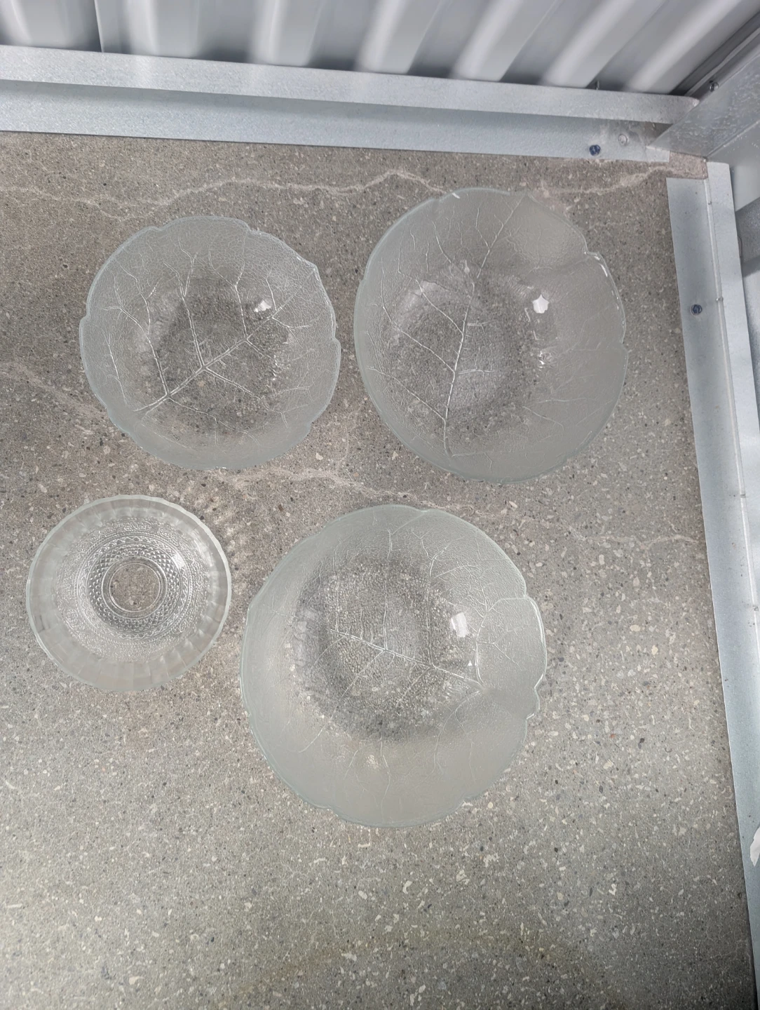 Set of 4 Frosted Glass Bowls with Leaf Design - photo 4