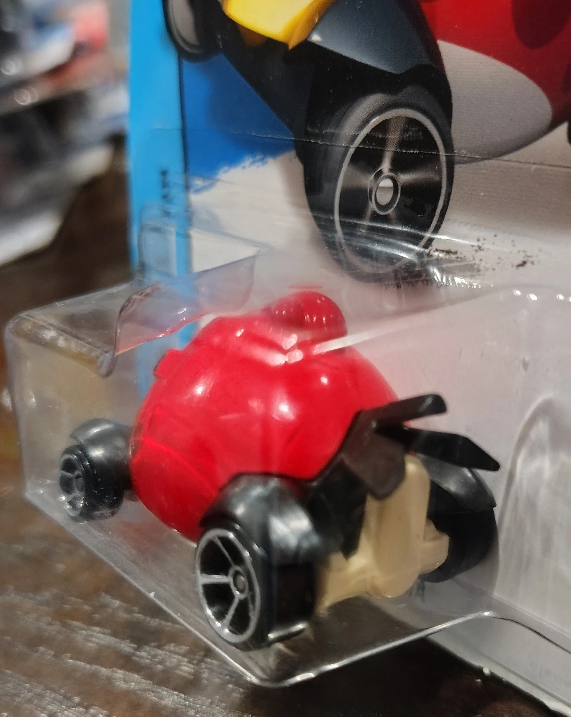 Hot Wheels Angry Birds Red Bird Die-Cast Car - photo 3