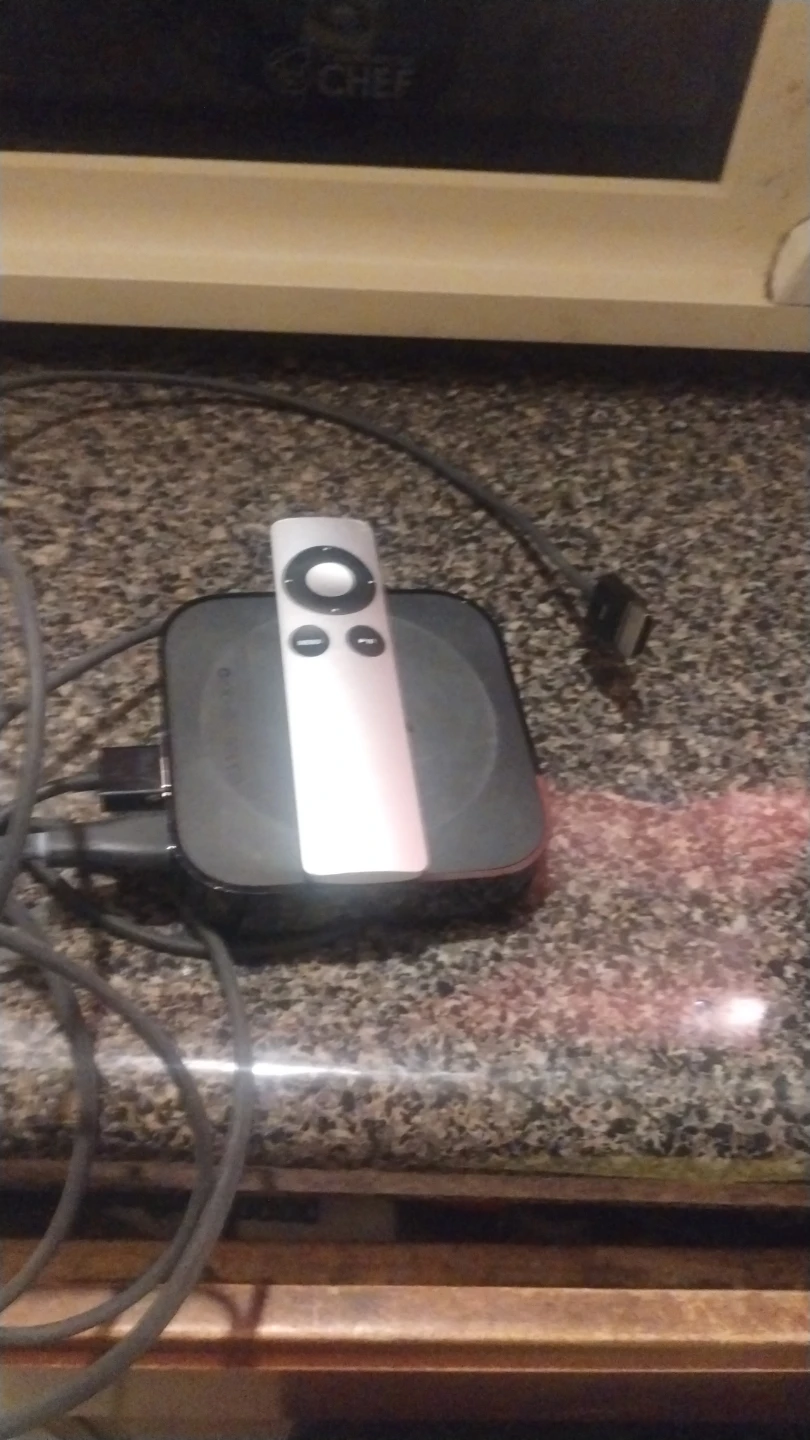 Apple TV (2nd Gen) with Remote