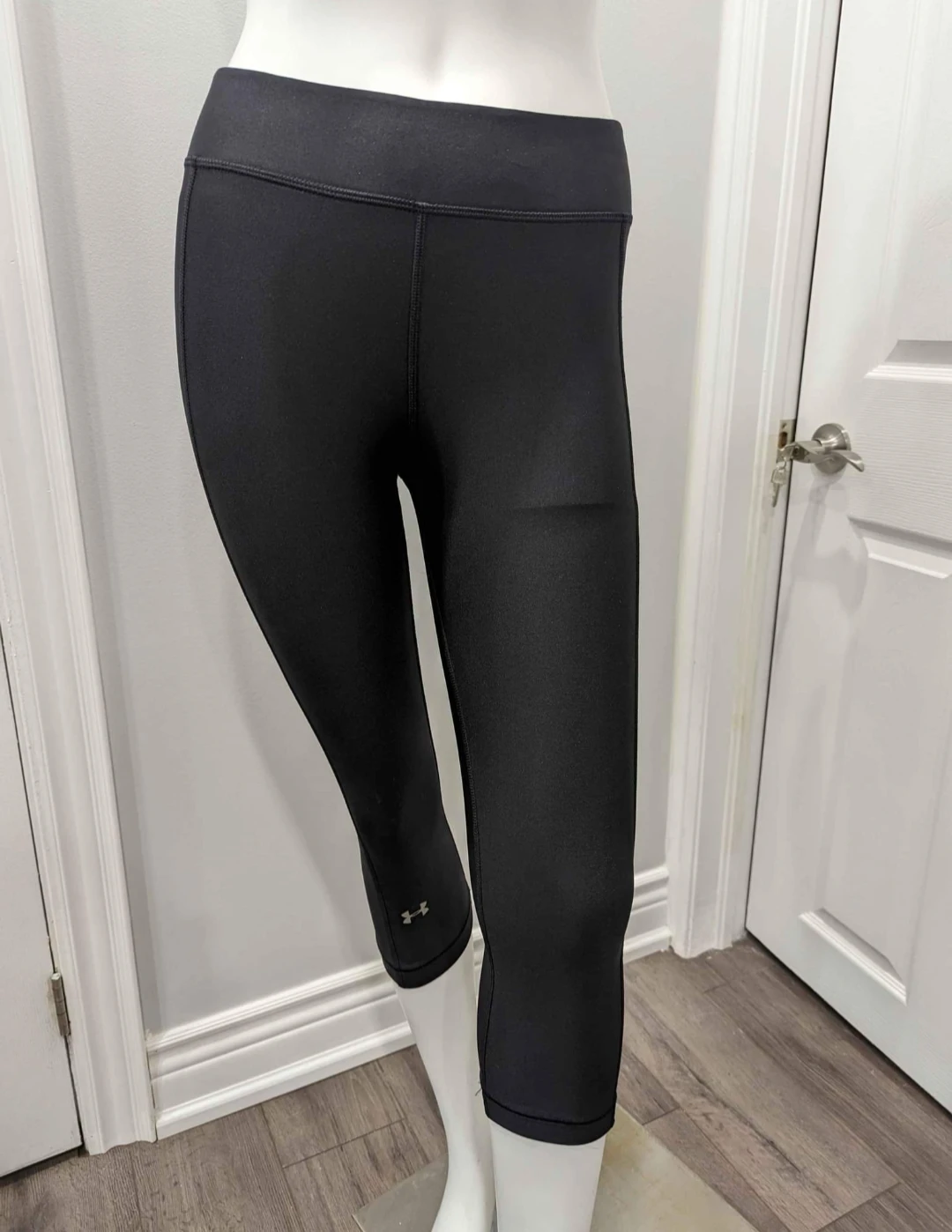 NWT -Women's Under Armour Black Compression Capri Pants Size M