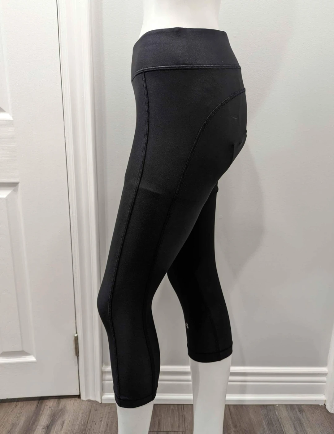NWT -Women's Under Armour Black Compression Capri Pants Size M - photo 3