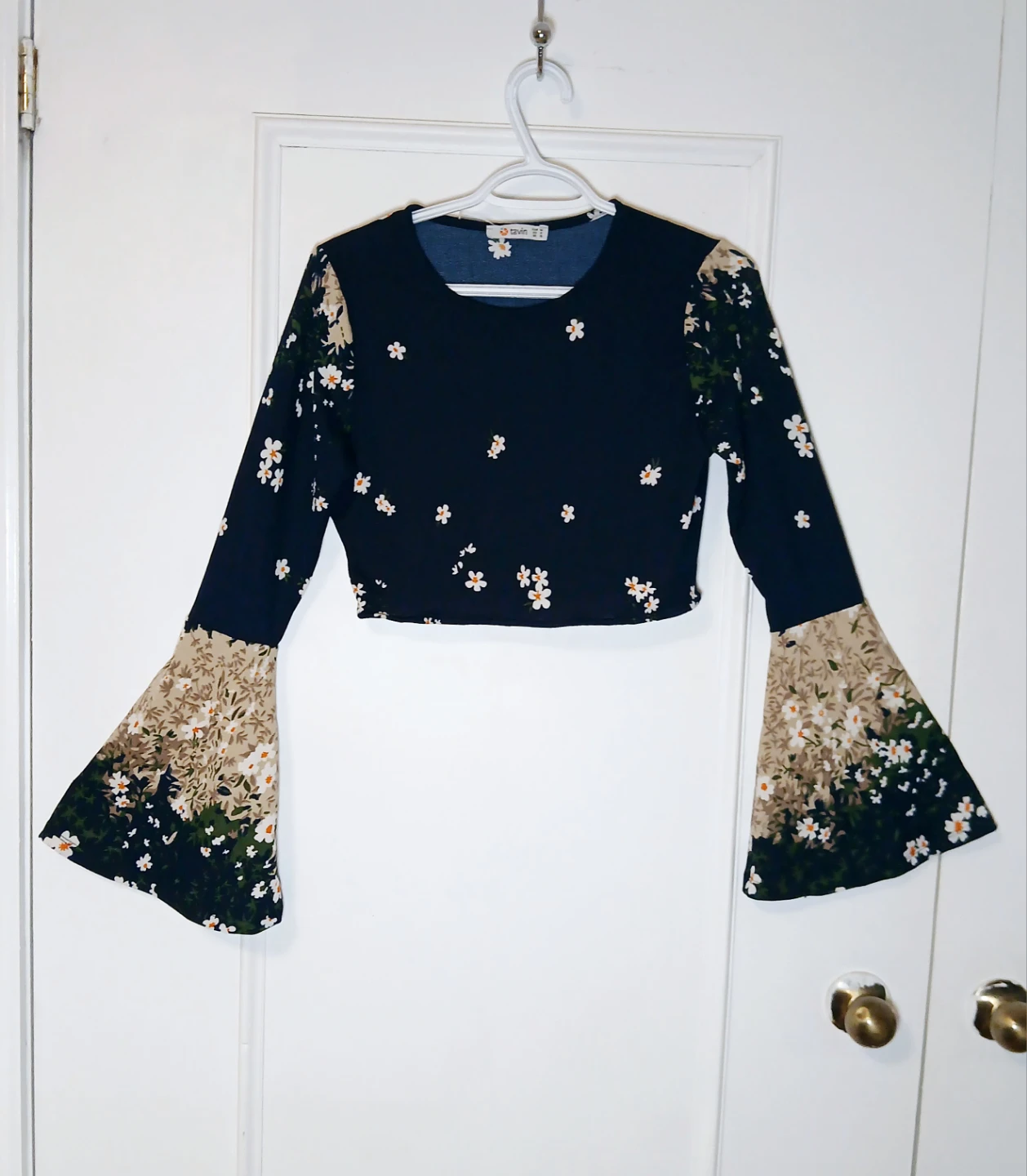 Women Medium Floral Print Bell Sleeve Crop Top