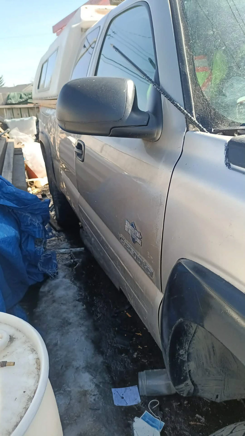Chevrolet Silverado Truck with Cap - photo 3
