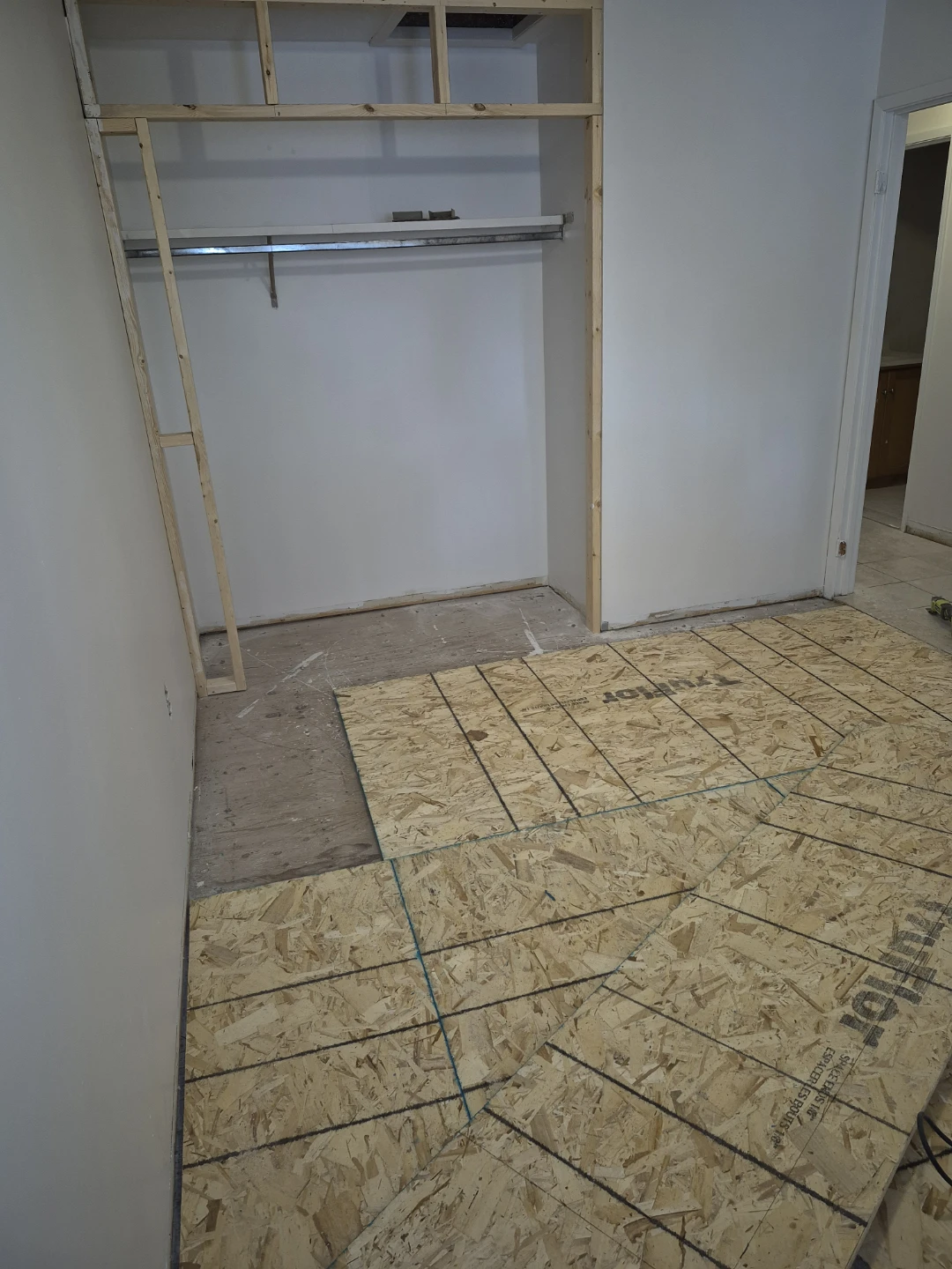 Laminate & Hardwood Flooring - photo 2
