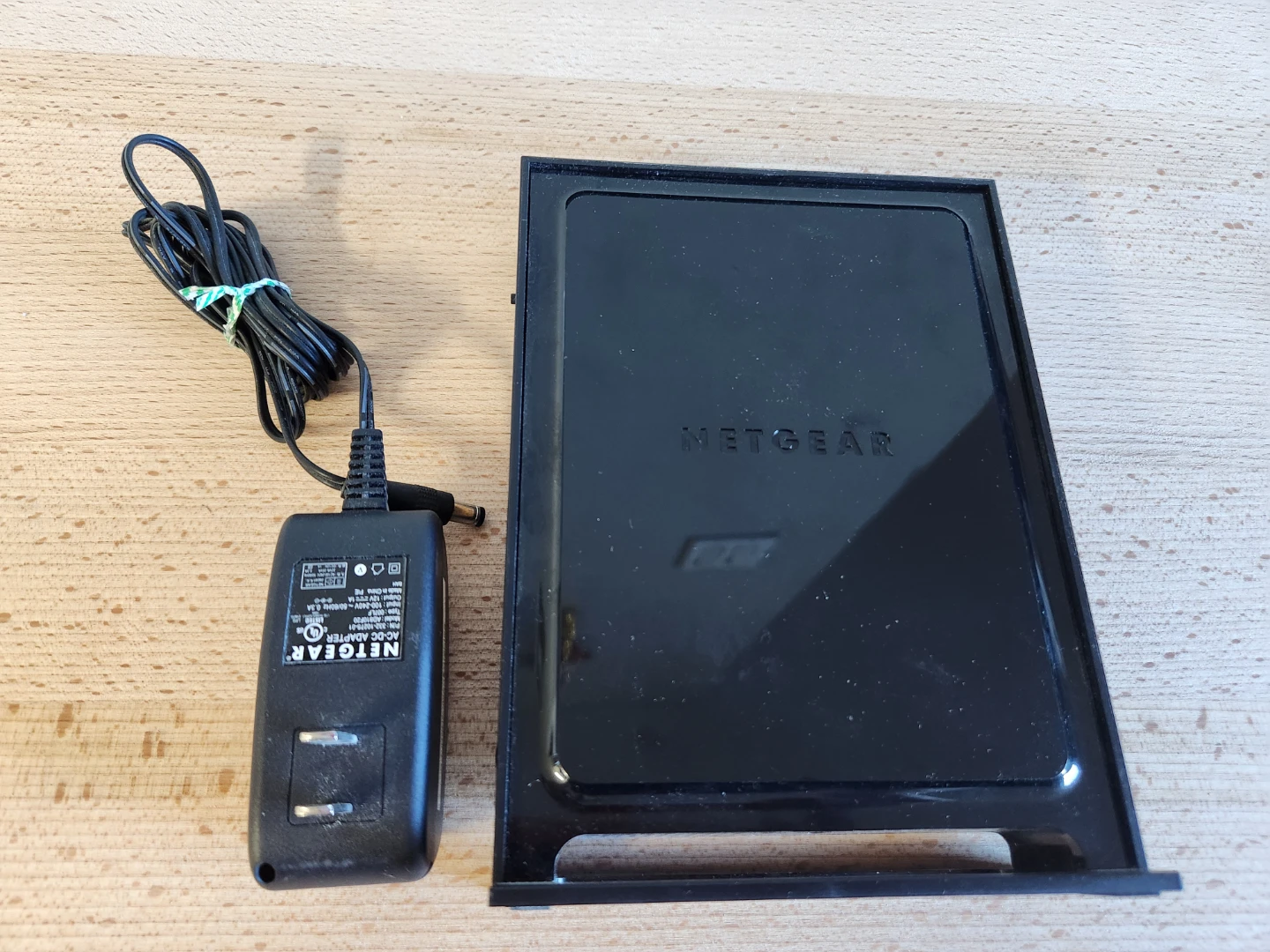 NETGEAR N300 Wireless Router WNR2000 v3 with Power Adapter