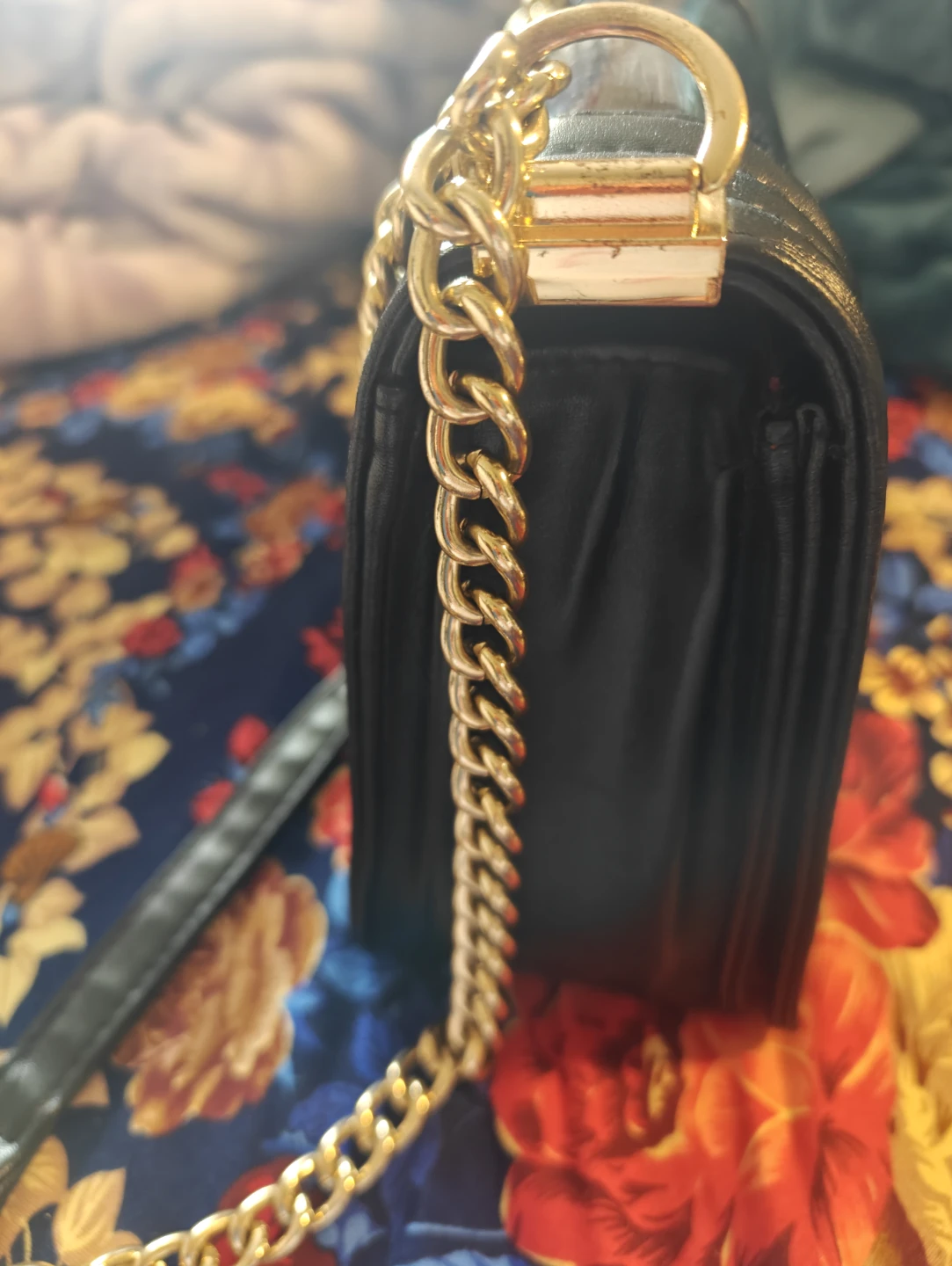 Black Handbag with Gold Chain - photo 2