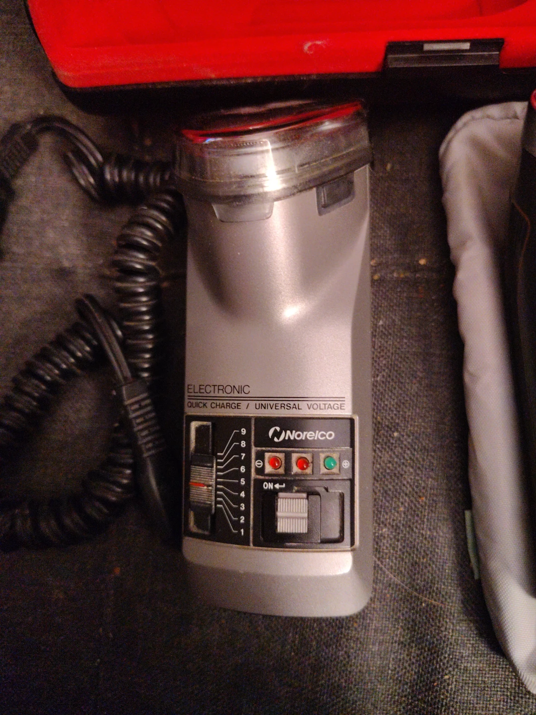 Norelco Electronic Quick Charge Shaver - photo 2