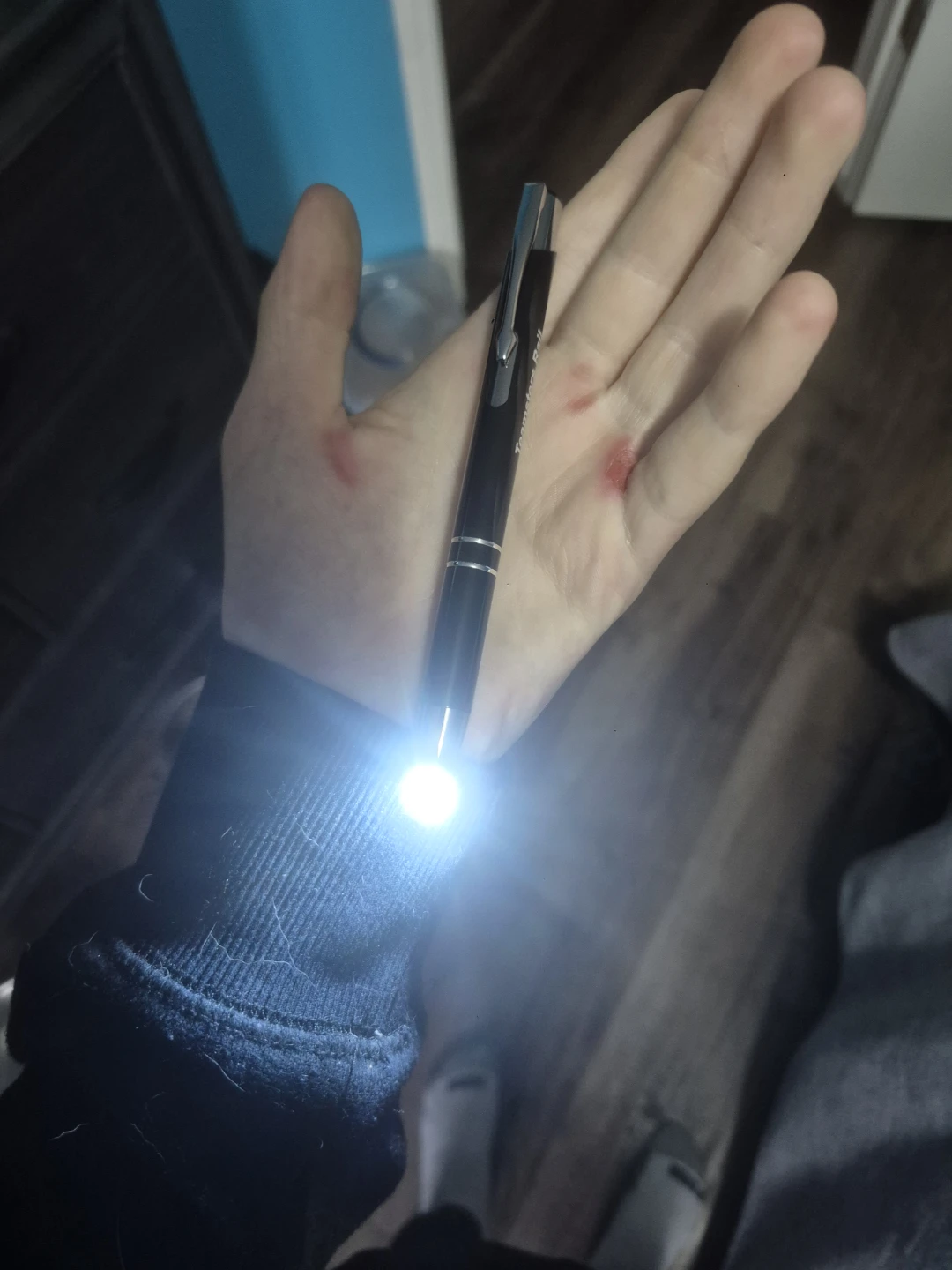 Pens with built-in LED light (160-170 in stock) - photo 2