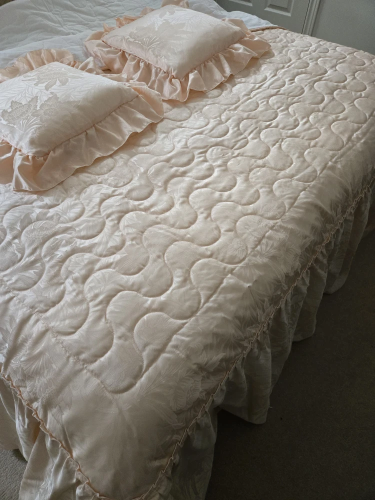 Peach Damask Bedspread with decorative pillow - photo 3