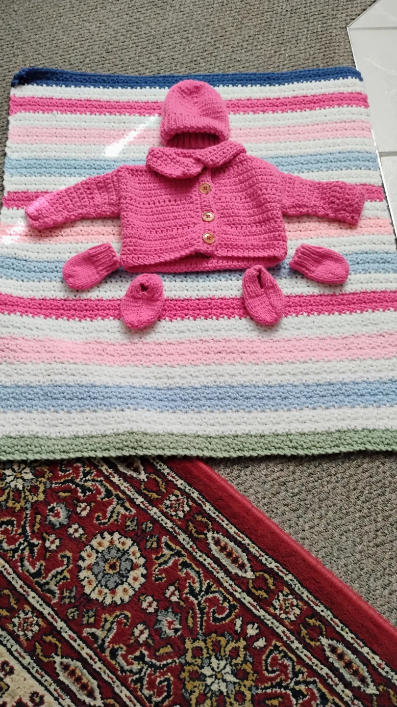 Hand-Knitted Baby Set - photo 2
