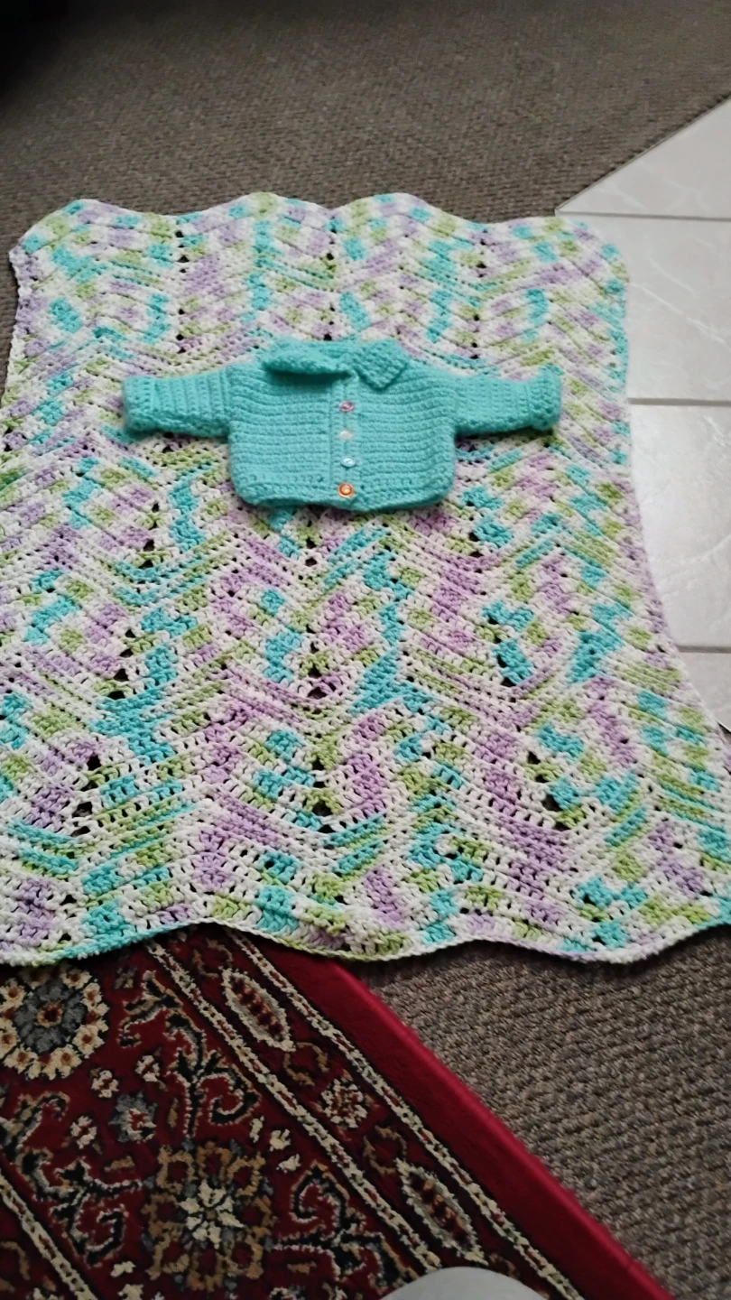 Hand-Knitted Baby Set - photo 3