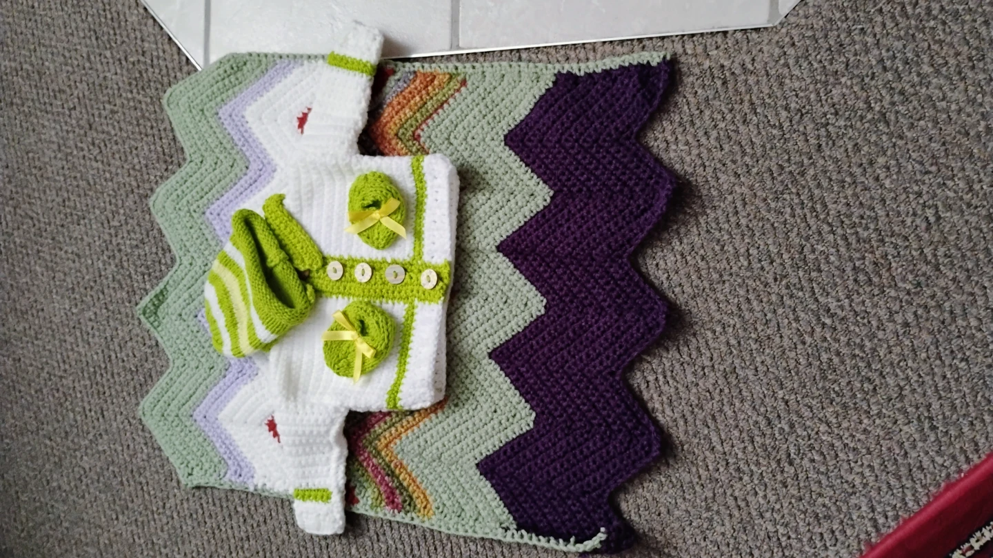 Hand-Knitted Baby Set - photo 4