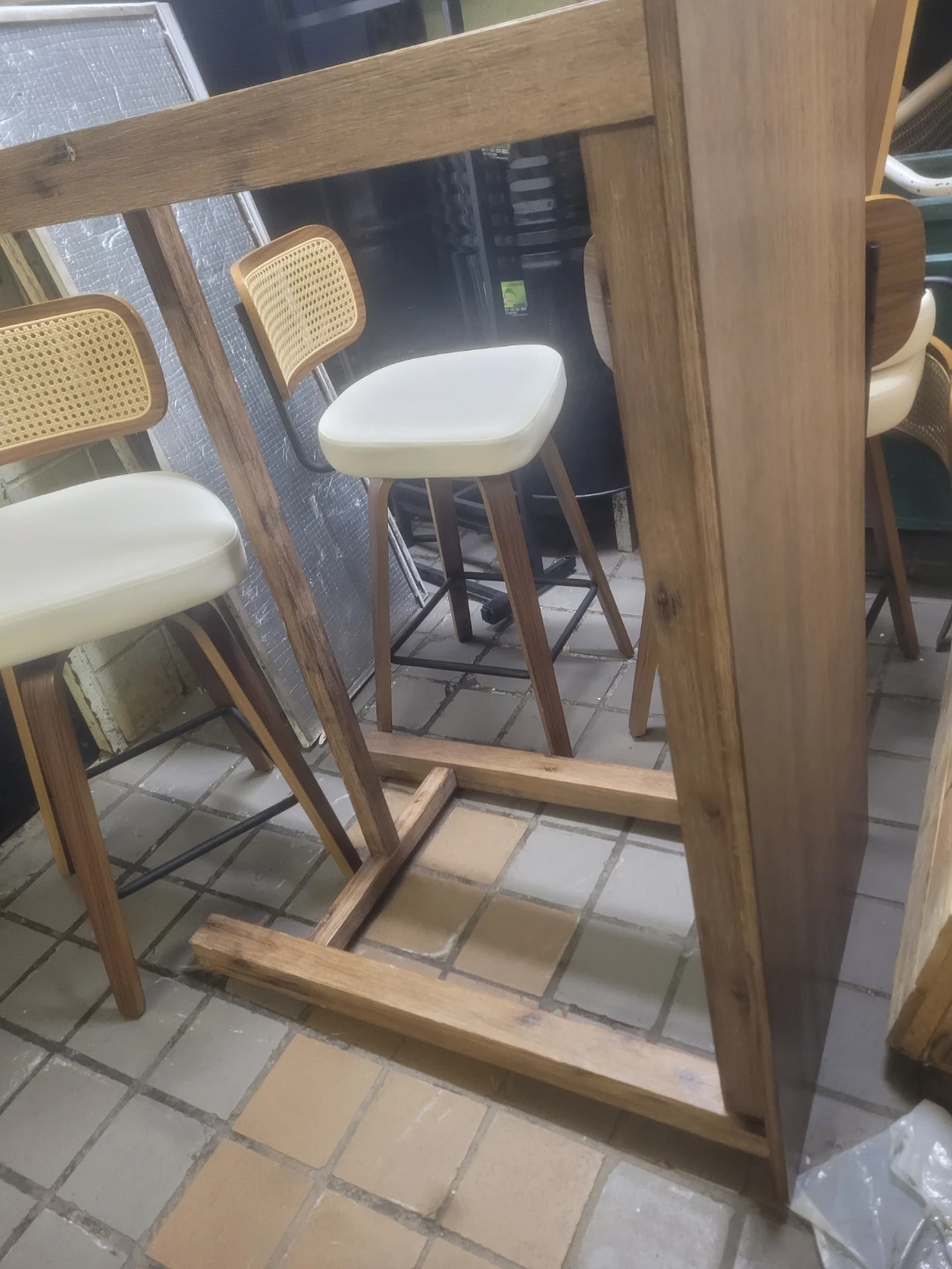 Set of 4 White Faux Leather Counter Stools with table