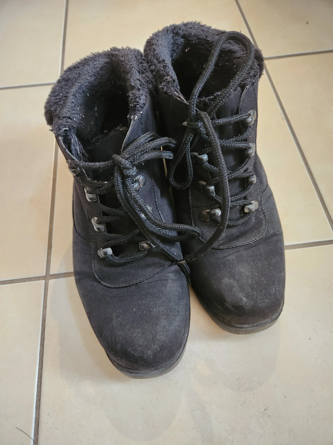 Black Fur-Lined Ankle Boots - size 9 - photo 2