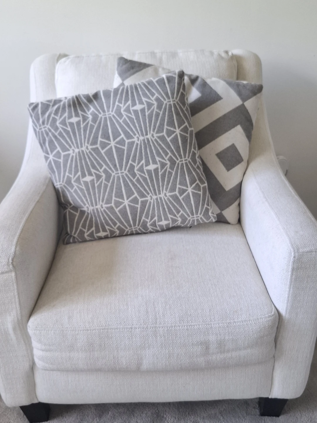 White accent chair with tufted back - photo 5