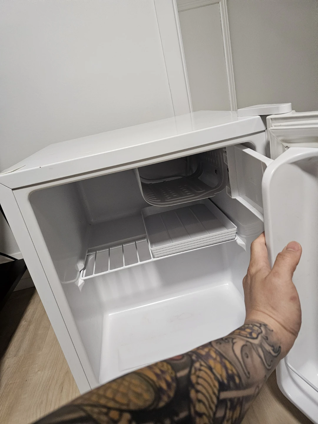 MASTER Chef 1.6 cu.ft. Compact Mini Fridge for Sale - photo 4