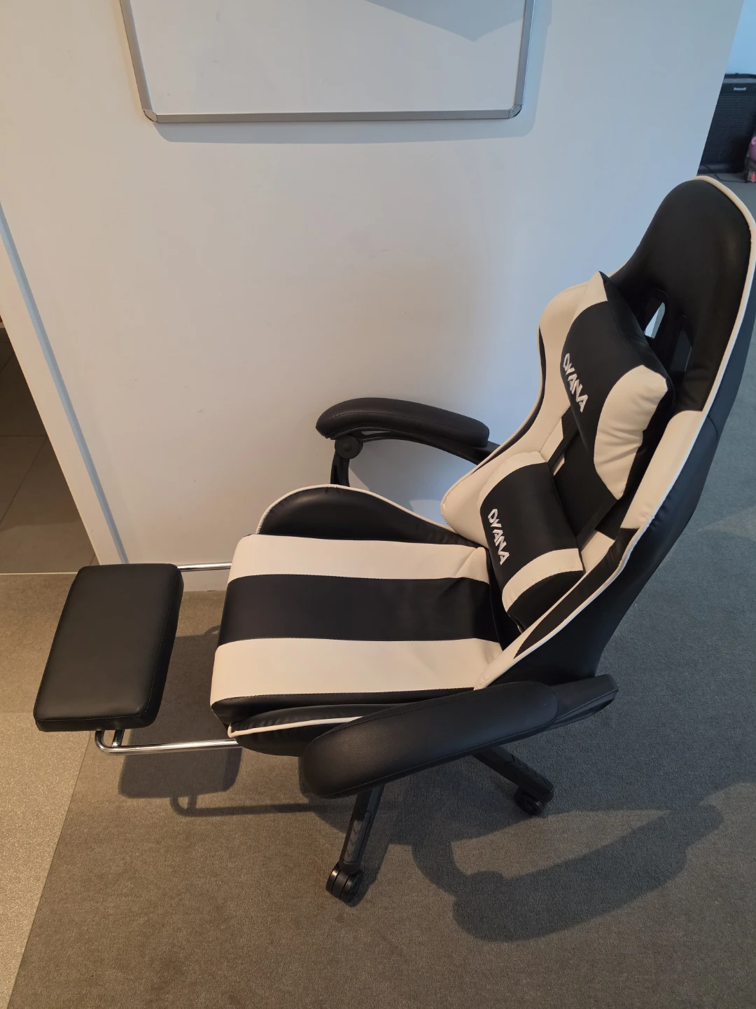 DIANA Gaming Chair - Black & White - photo 2