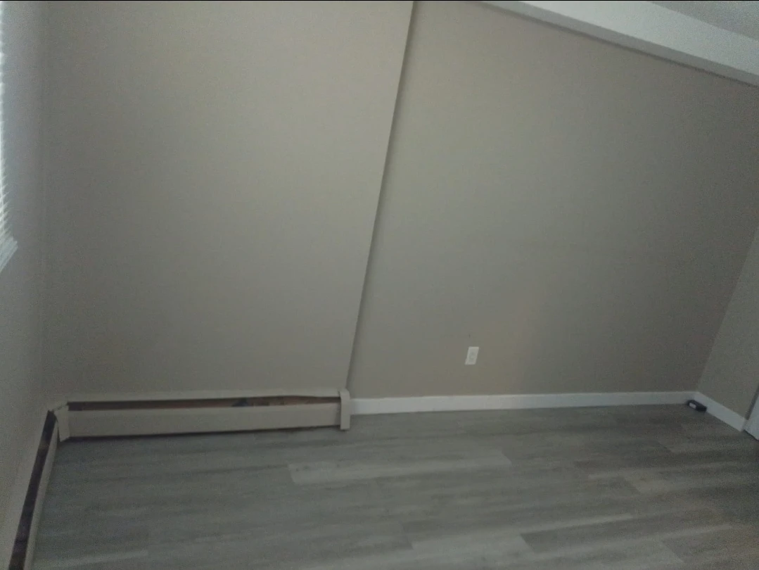 Bright & clean Room for rent- Near Belvedere Transit Centre - photo 4