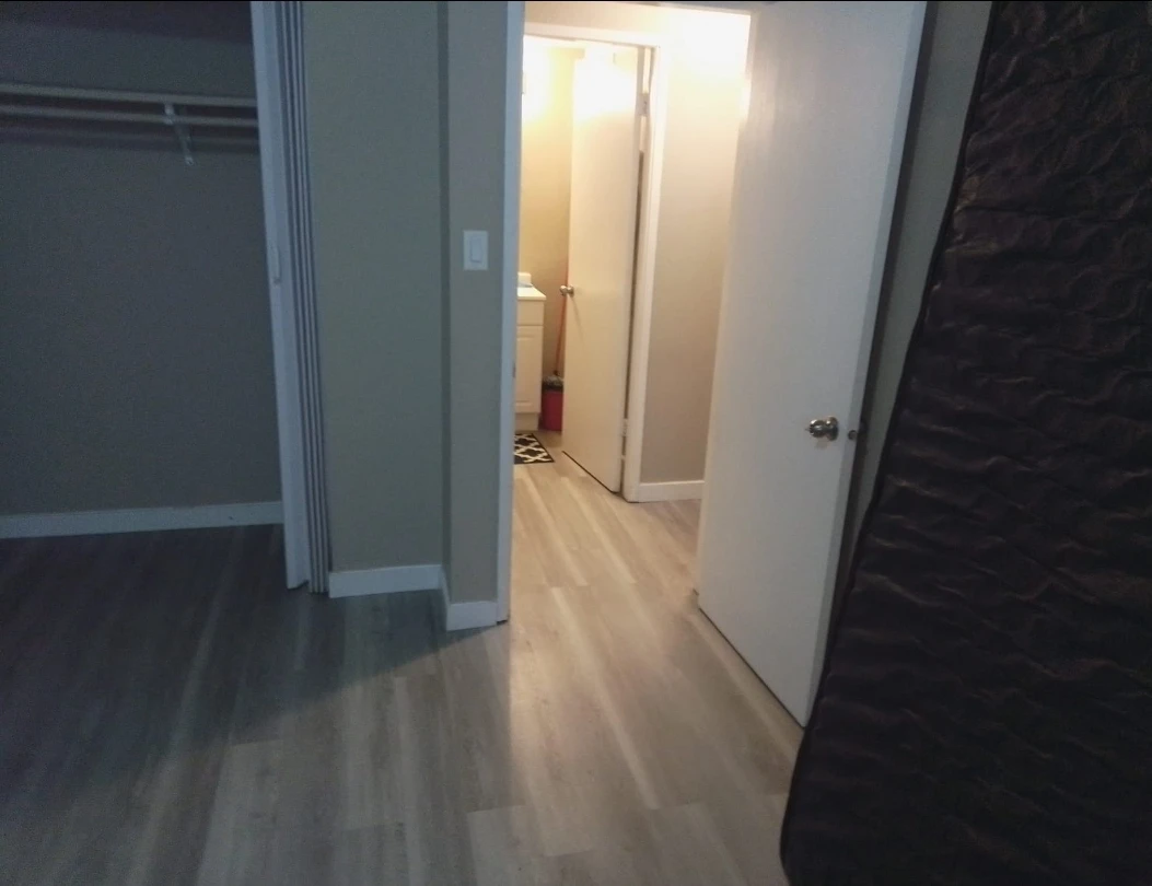 Bright & clean Room for rent- Near Belvedere Transit Centre - photo 5