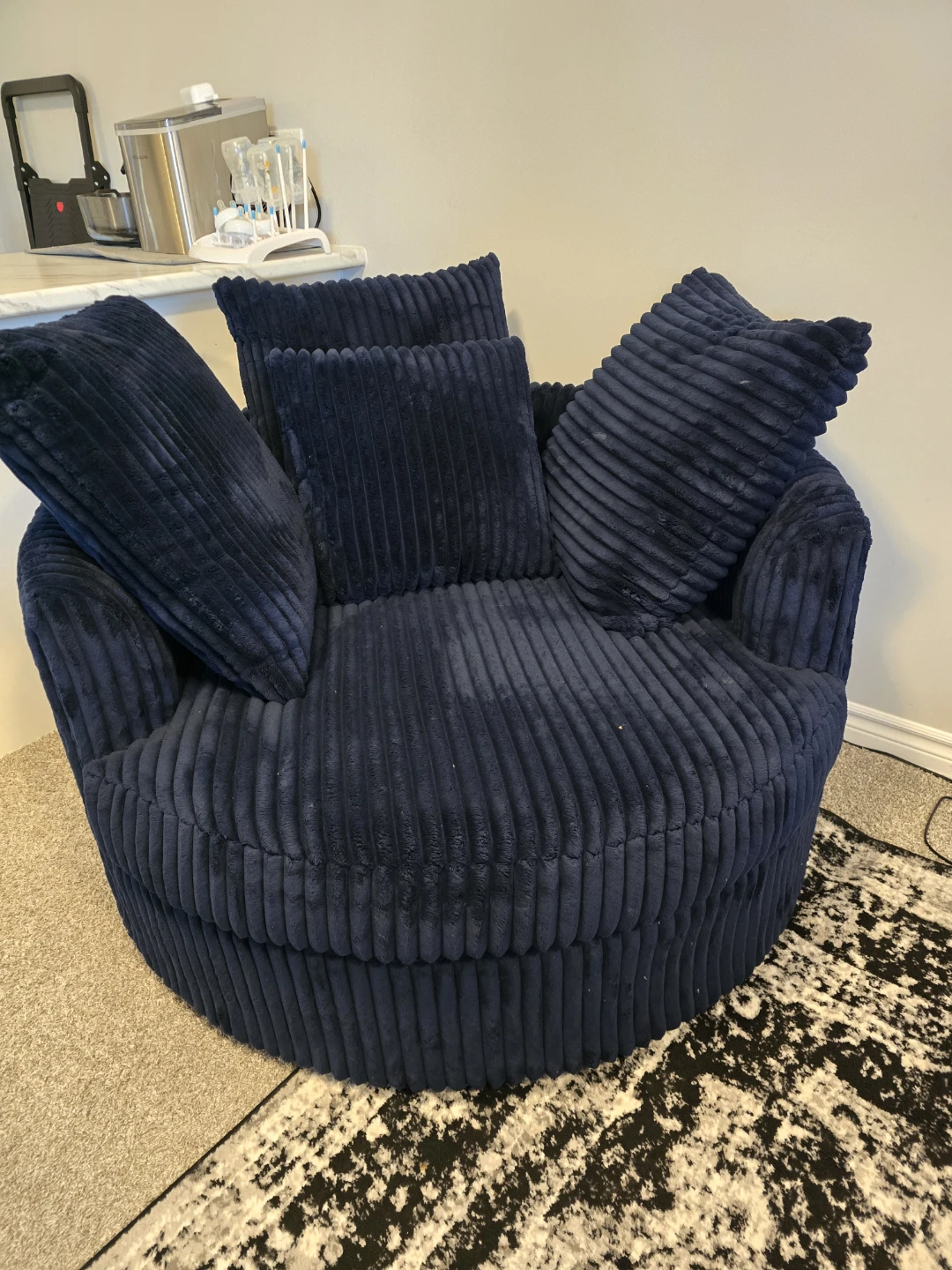 Fabric cuddles accent chair