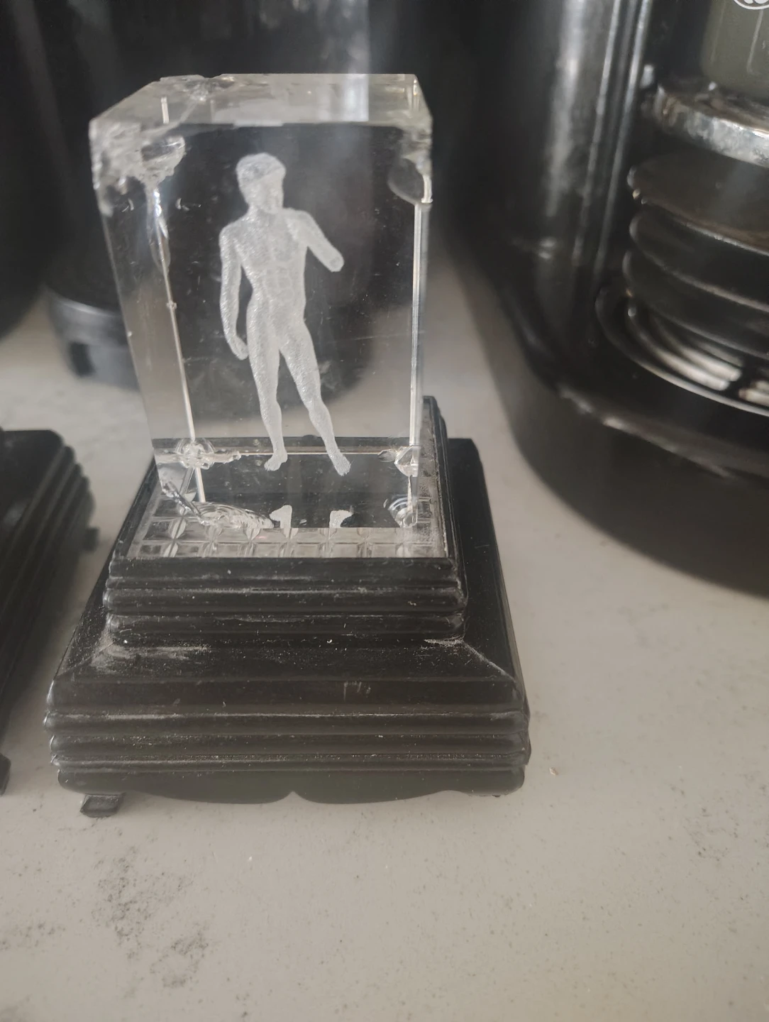 Set of 4 Crystal Etched Figurines with Bases - photo 2