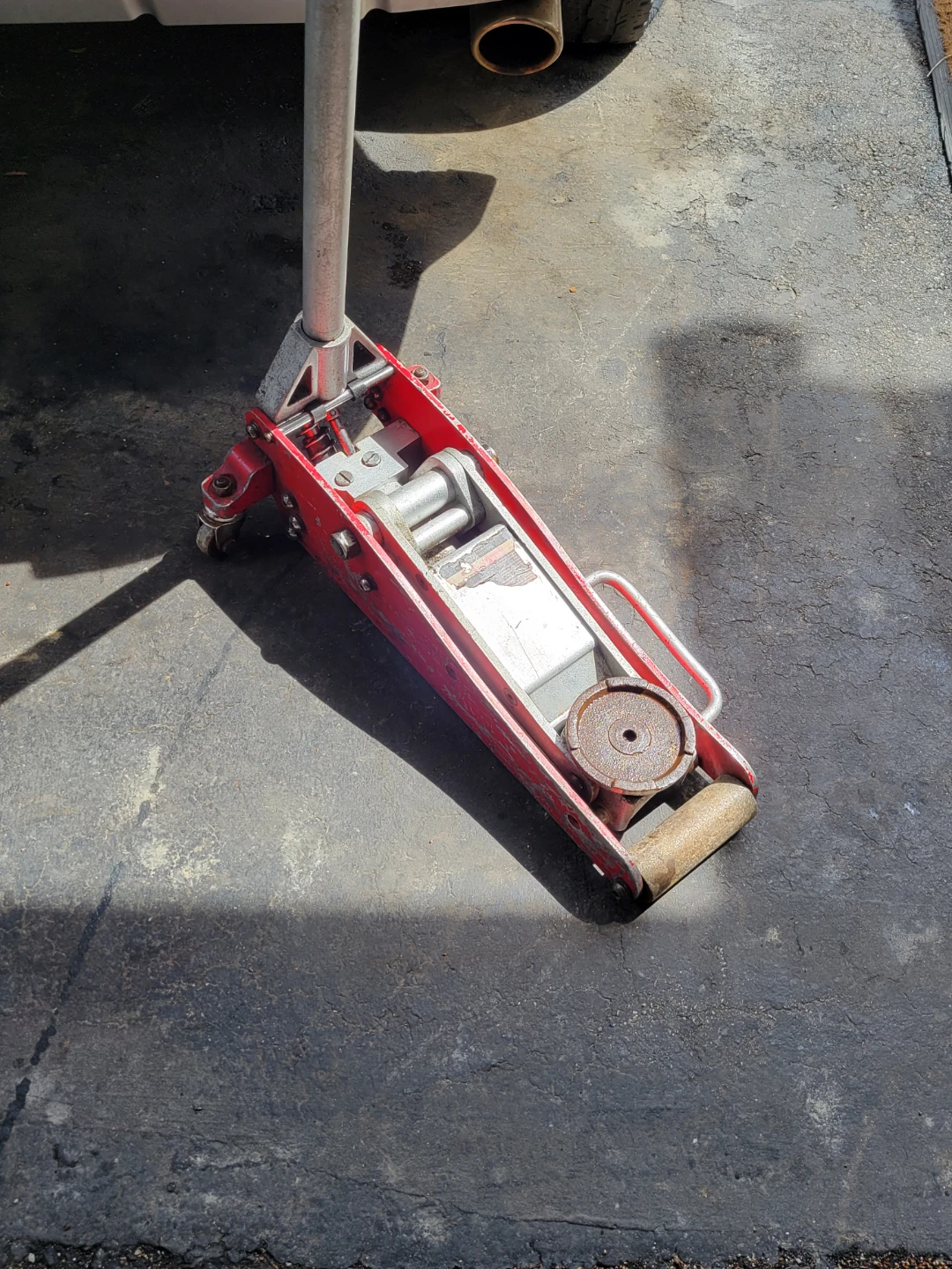 Motomaser floor jack 1 1/2 ton