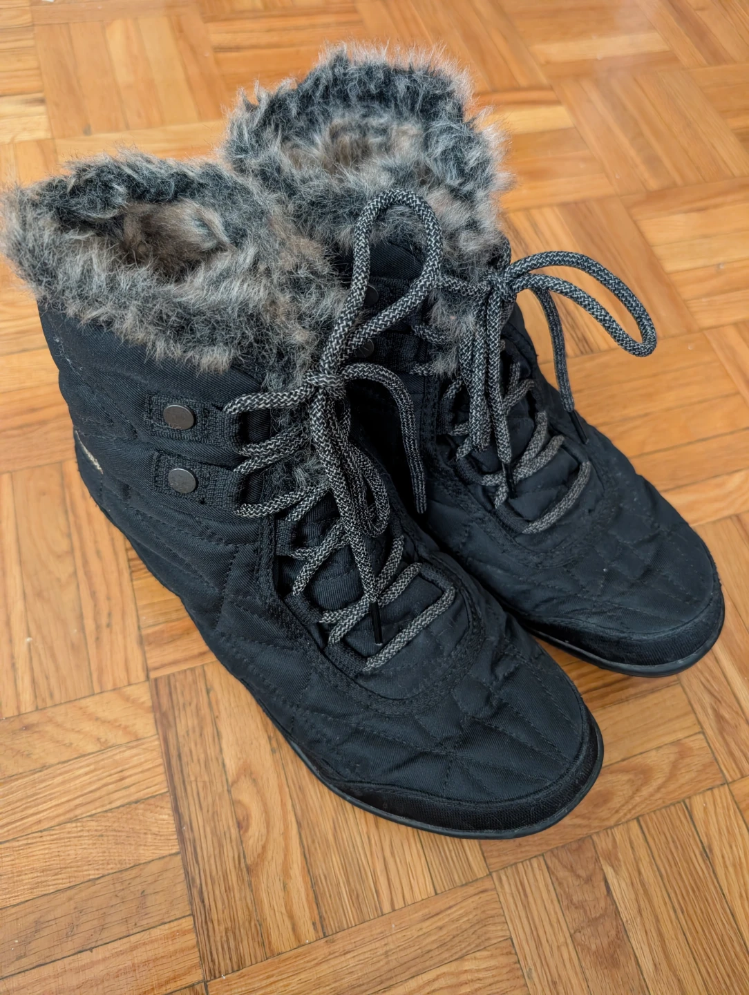 Black Quilted Winter Boots with Faux Fur Trim