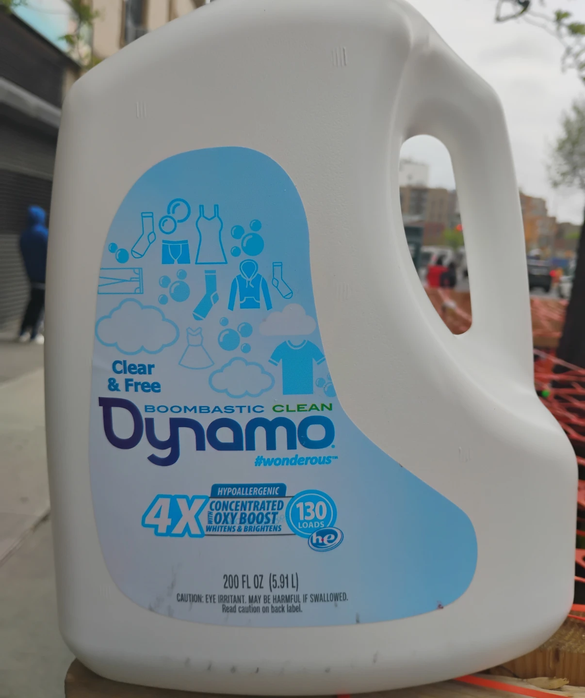 Liquid laundry detergent