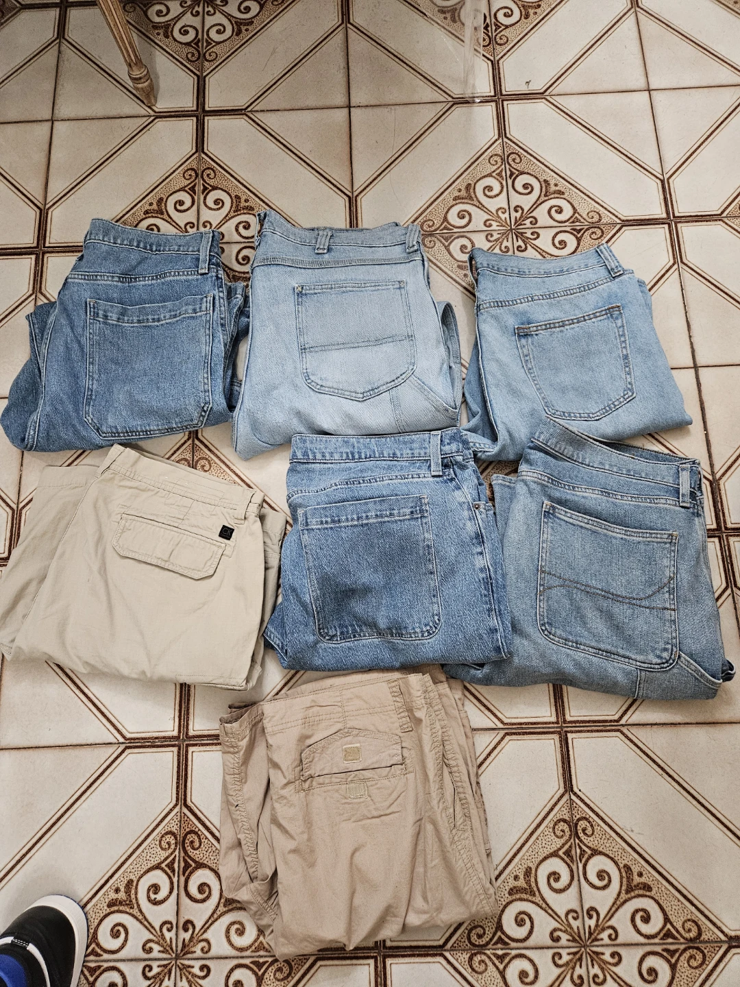 5 loose fit jeans 36x32  and 2 shorts