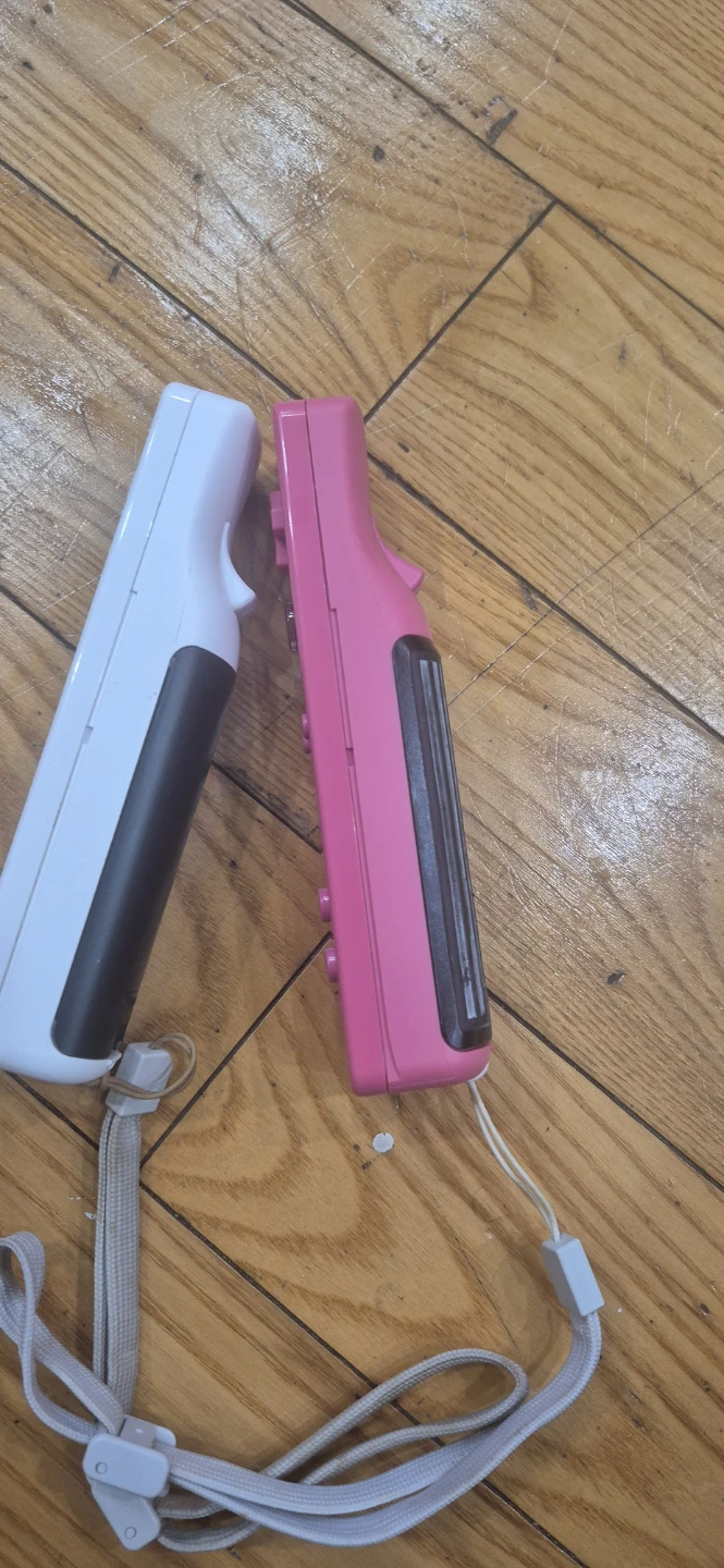 Nintendo Wii Remote Controllers (White and Pink) - photo 2