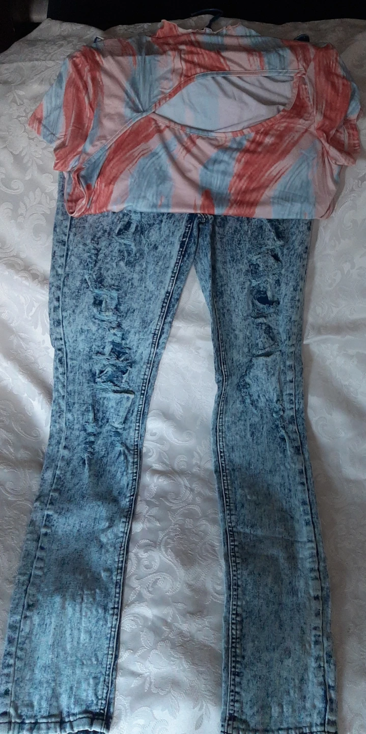 2 pc Women's Acid Wash Ripped Jeans and Cutout Top Set - photo 4