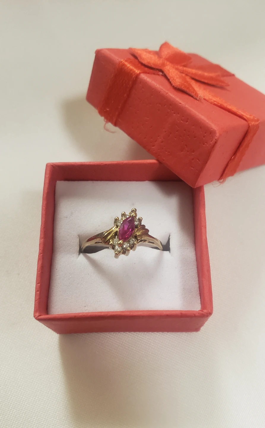 Like New Women's 10K Real Gold Ring With Red Garnet