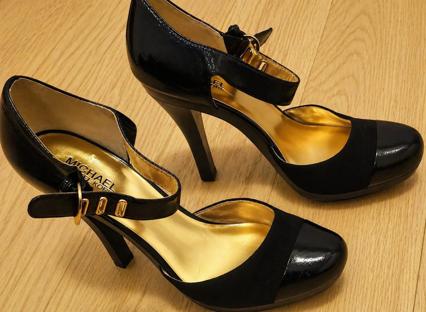 Michael Kors Black Patent & Suede Heels - photo 3
